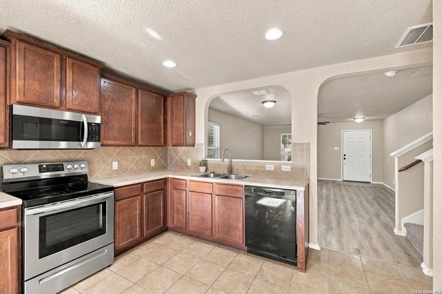 330 ANN DR, Converse, TX 78109
