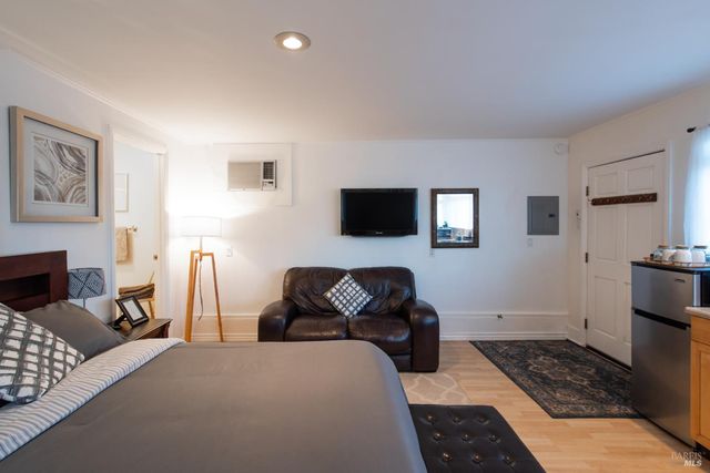 22855 Chianti Rd, Geyserville, CA 95441