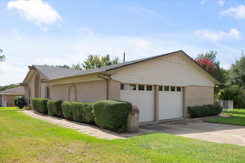 2017 Hurstview Drive, Hurst, TX 76054 — photo 2