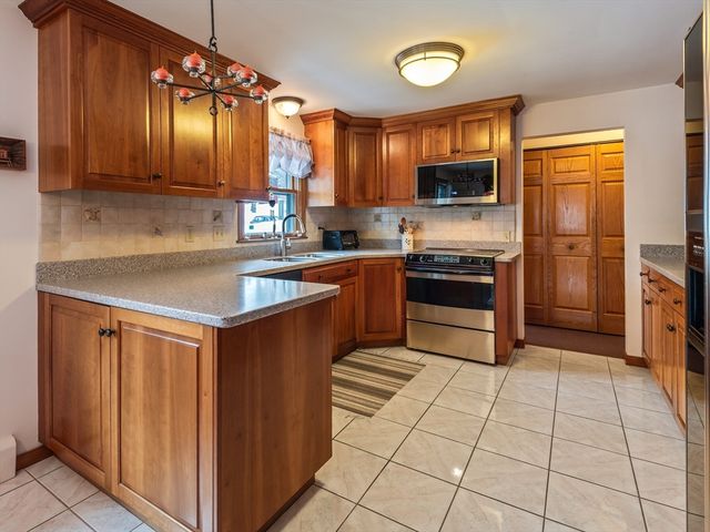 1 Kris Alan Dr, Holden, MA 01520