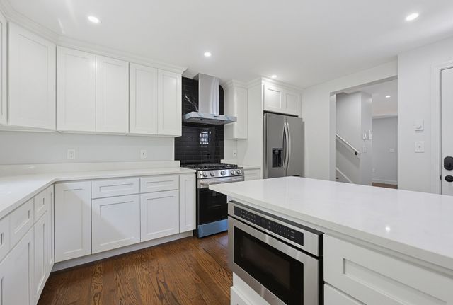 28 Hazelnut Pl, Dedham, MA 02026