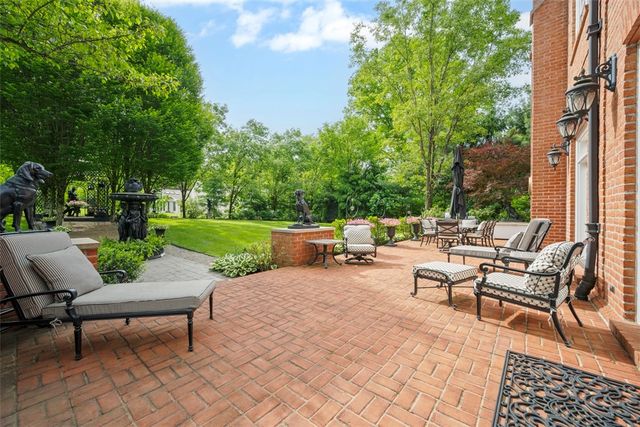 418 Fox Chapel Rd, Fox Chapel, PA 15238