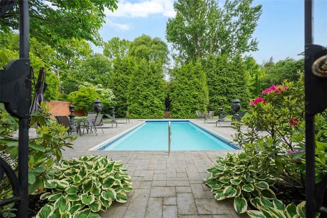 418 Fox Chapel Rd, Fox Chapel, PA 15238