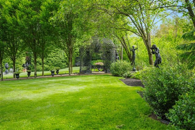 418 Fox Chapel Rd, Fox Chapel, PA 15238