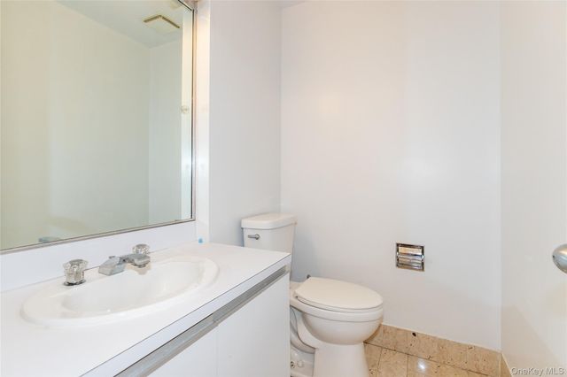 1 Ipswich Avenue, Great Neck, NY 11021