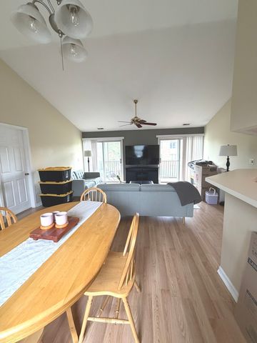 385 SANDHURST Circle 3, Glen Ellyn, IL 60137