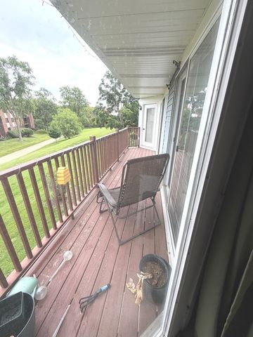385 SANDHURST Circle 3, Glen Ellyn, IL 60137