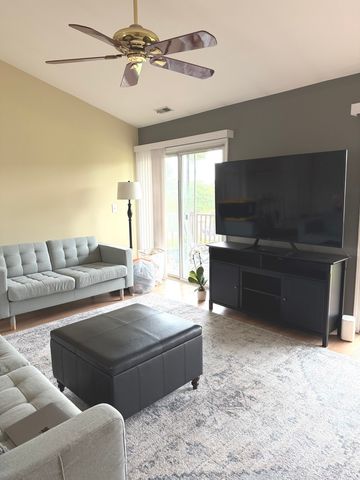 385 SANDHURST Circle 3, Glen Ellyn, IL 60137