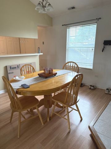 385 SANDHURST Circle 3, Glen Ellyn, IL 60137