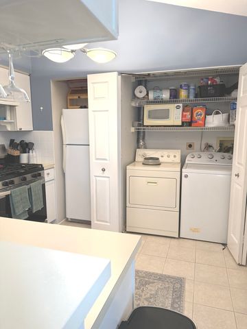 385 SANDHURST Circle 3, Glen Ellyn, IL 60137