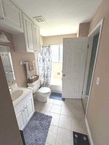 385 SANDHURST Circle 3, Glen Ellyn, IL 60137