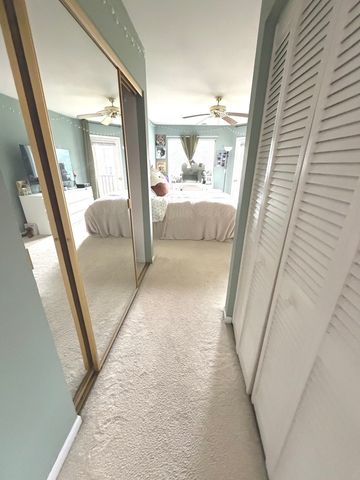 385 SANDHURST Circle 3, Glen Ellyn, IL 60137