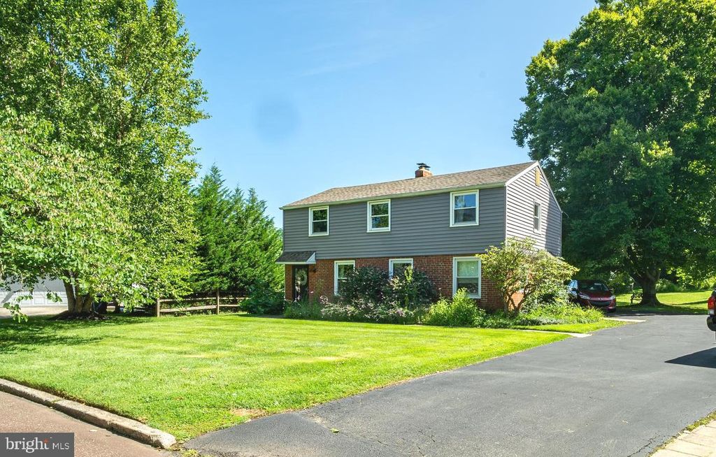 4033 SCHOOL HOUSE LN, PLYMOUTH MEETING, PA 19462 — exterior