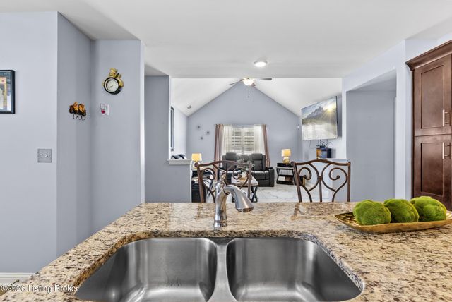 6600 Eagle Wood Dr, Louisville, KY 40272