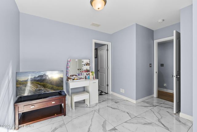 6600 Eagle Wood Dr, Louisville, KY 40272