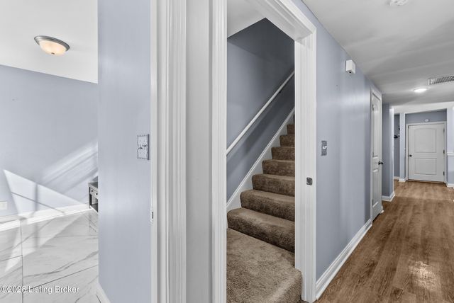 6600 Eagle Wood Dr, Louisville, KY 40272