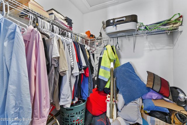 6600 Eagle Wood Dr, Louisville, KY 40272