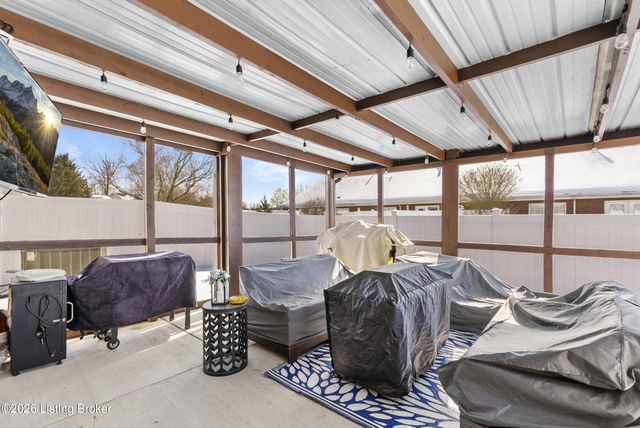 6600 Eagle Wood Dr, Louisville, KY 40272