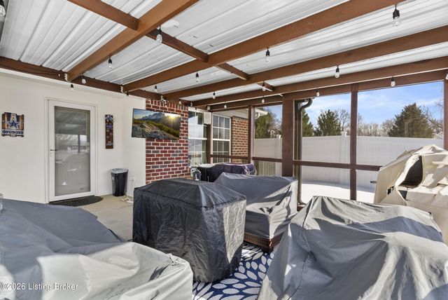 6600 Eagle Wood Dr, Louisville, KY 40272