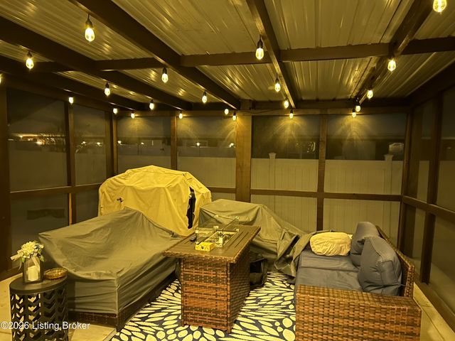 6600 Eagle Wood Dr, Louisville, KY 40272