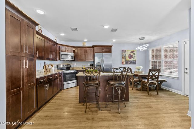 6600 Eagle Wood Dr, Louisville, KY 40272