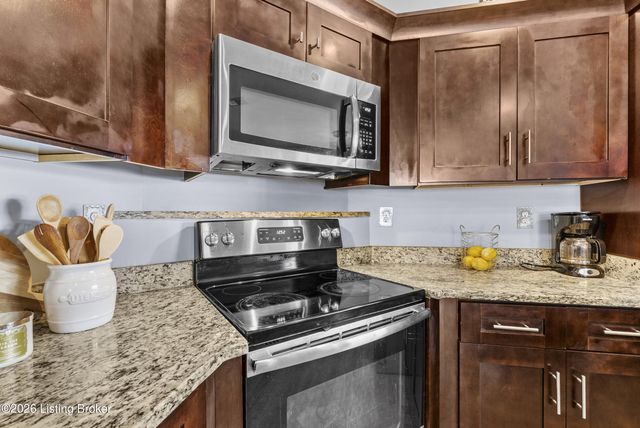 6600 Eagle Wood Dr, Louisville, KY 40272