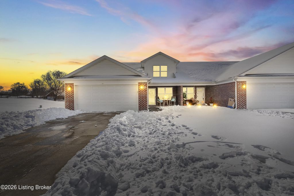 6600 Eagle Wood Dr, Louisville, KY 40272