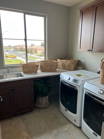 8752 N Privado Ct, Hilmar, CA 95324