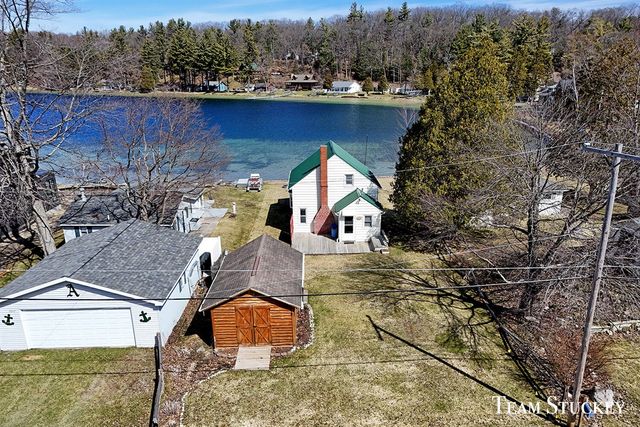 8941 Lake Street, Newaygo, MI 49337