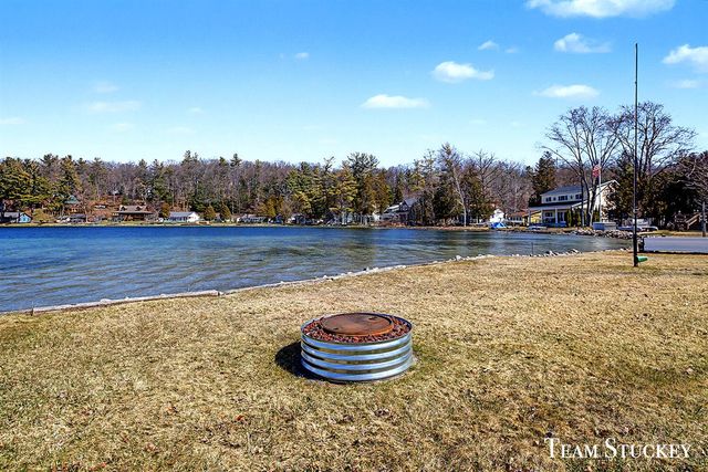 8941 Lake Street, Newaygo, MI 49337