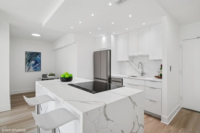 1255 N Sandburg Terrace 503, Chicago, IL 60610