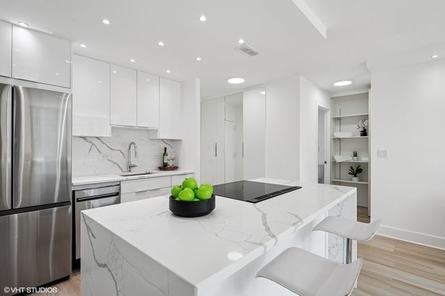 1255 N Sandburg Terrace 503, Chicago, IL 60610