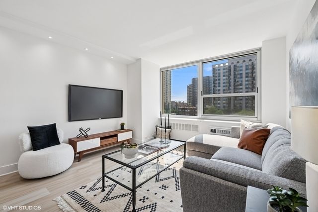 1255 N Sandburg Terrace 503, Chicago, IL 60610