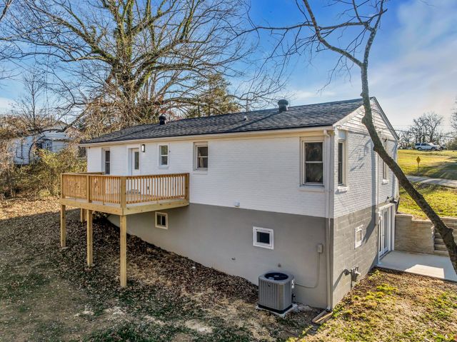 1034 Taylor Town Rd, White Bluff, TN 37187