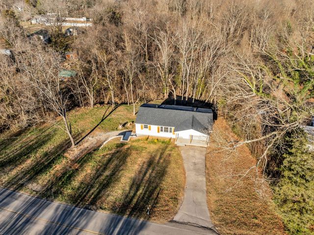 1034 Taylor Town Rd, White Bluff, TN 37187