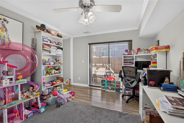 953 Springdale Cir, Palm Springs, FL 33461