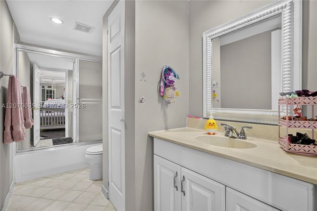 953 Springdale Cir, Palm Springs, FL 33461