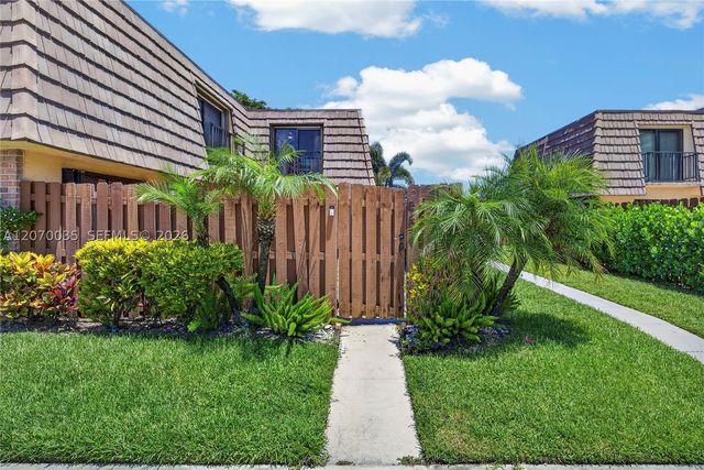 953 Springdale Cir, Palm Springs, FL 33461