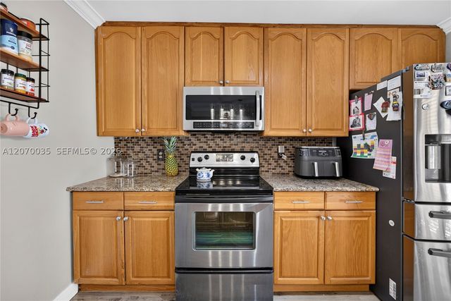 953 Springdale Cir, Palm Springs, FL 33461
