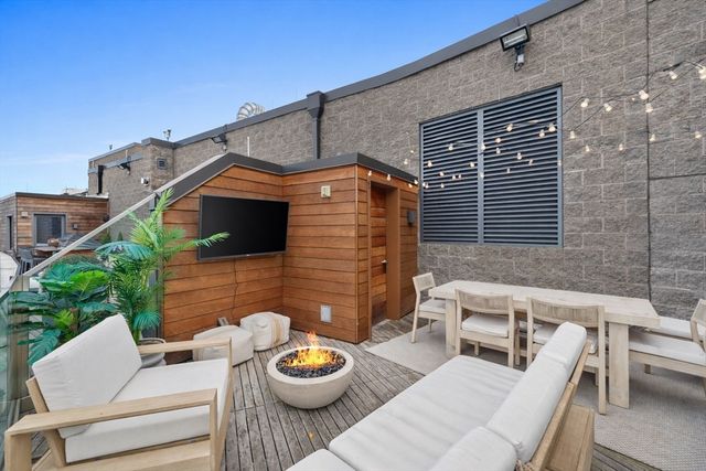 300 Pier 4 Blvd PHR, Boston, MA 02210