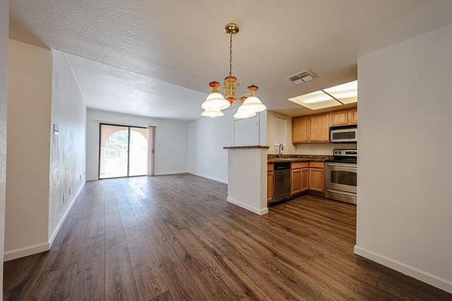 5757 W Eugie Avenue Unit 1038, Glendale, AZ 85304