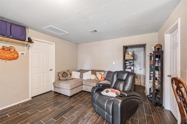 401 Dunnam Avenue, Cleveland, TX 77327