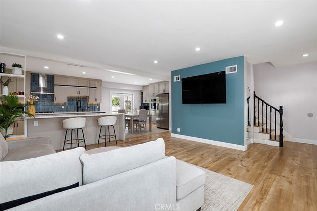 16842 Liggett, Los Angeles, CA 91343