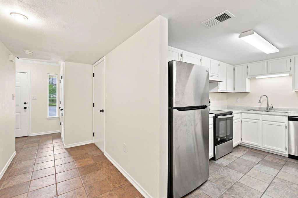 Image 10 of property listing at 1855 Whispering Oaks Lane, Fort Walton Beach, FL 32547