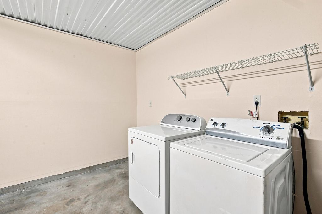 Image 22 of property listing at 1855 Whispering Oaks Lane, Fort Walton Beach, FL 32547