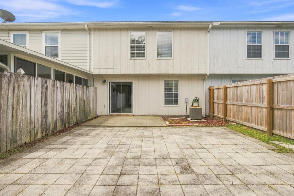 Image 6 of property listing at 1855 Whispering Oaks Lane, Fort Walton Beach, FL 32547
