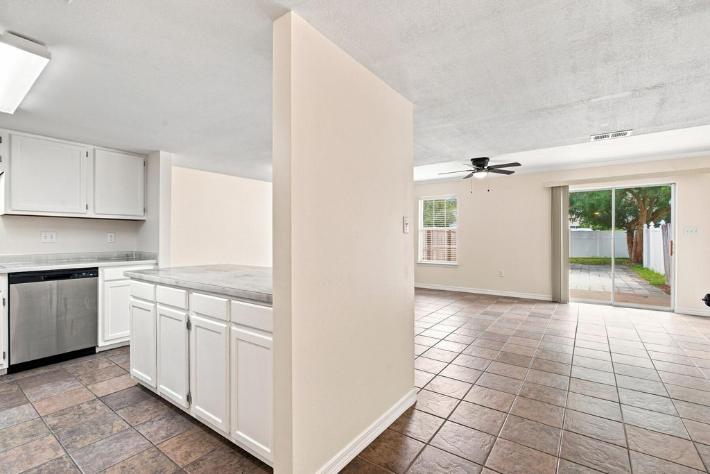 Image 7 of property listing at 1855 Whispering Oaks Lane, Fort Walton Beach, FL 32547