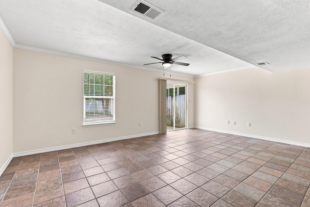 Image 8 of property listing at 1855 Whispering Oaks Lane, Fort Walton Beach, FL 32547
