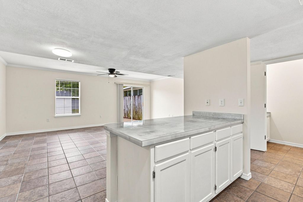 Image 9 of property listing at 1855 Whispering Oaks Lane, Fort Walton Beach, FL 32547