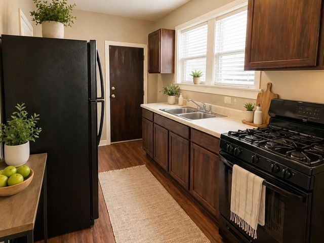 7823 S Cornell Avenue, Chicago, IL 60649